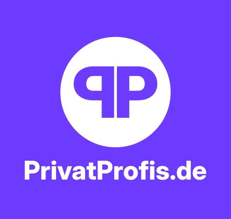 Ein Schreibtisch mit einem Laptop, Notizen, einer Tasse Kaffee und Pflanzen im Hintergrund.